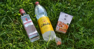 Beefeater gin a Nito tonik a krabička gin tonic položené na trávě