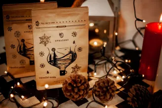 Vánoční směs UPRAŽENO motiv hrnku stromů světýlka šišky