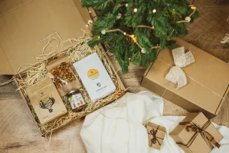 Tipy na vánoční dárky dárkové krabice pod vánočním stromem