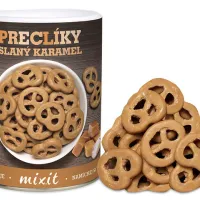 Preclíky Slaný karamel Mixit plechovka vedle misky s preclíky