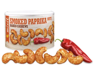 kulatá plechovka s oříšky uzená paprika červená paprika vedle tuby s nápisem SMOKED PAPRIKA NUTS BAKED CASHEWS