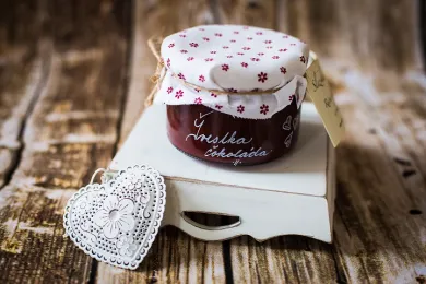 Džem borůvka s čokoládou sklenice s bílým látkovým víčkem s květinovým vzorem