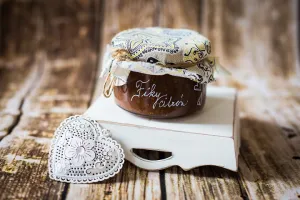 Džem Višeň ze Slezské zahrádky sklenice s látkovým víčkem a krajkovým srdíčkem na dřevěném podstavci