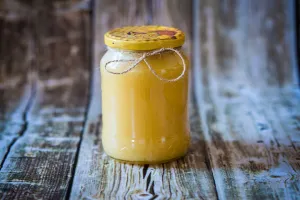 med květový lesní ve sklenici 0,5 kg žluté víčko jutový provázek