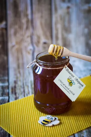 Sklenice medu lipového květového 0.5 kg s dřevěnou lžičkou a štítkem