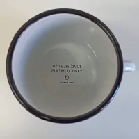 plecháček bílý tmavý okraj vnitřní nápis UŽÍVEJTE ŽIVOT PLNÝMI DOUŠKY logo UPRAŽENO