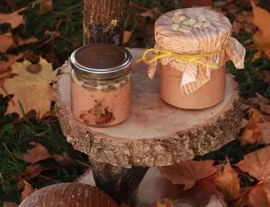 Kachní paštika 150 g se sušenými švestkami dvě sklenice na dřevěné desce s látkovým uzávěrem a kovovým víčkem