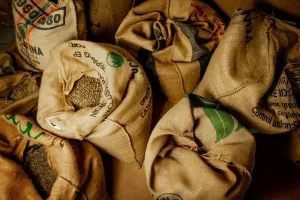 jutové pytle na kávu s potisky otevřený horní okraj ukazuje kávová zrna