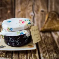 Džem brusinka s chilli tmavě modrá sklenice bílé květinové víčko