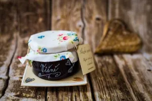 Džem brusinka s chilli tmavě modrá sklenice bílé květinové víčko