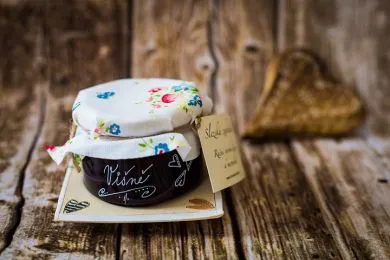 Džem brusinka s chilli tmavě modrá sklenice bílé květinové víčko