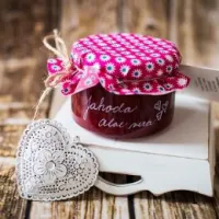 Džem jahoda sklenice 250 g víčko s růžovým vzorem