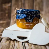 džem mango papaya sklenice s modrou látkou na víčku