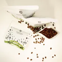 Degustační balíček kávy tři balení zrn v bílých obalech s grafikou na bílém pozadí