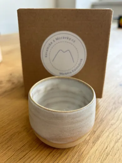 Bílý keramický kalíšek na espresso šedý glazovaný povrch balení kartonová krabice s logem