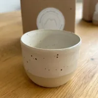 Bílý kropenatý kalíšek na cappuccino, Keramika z Morávky 