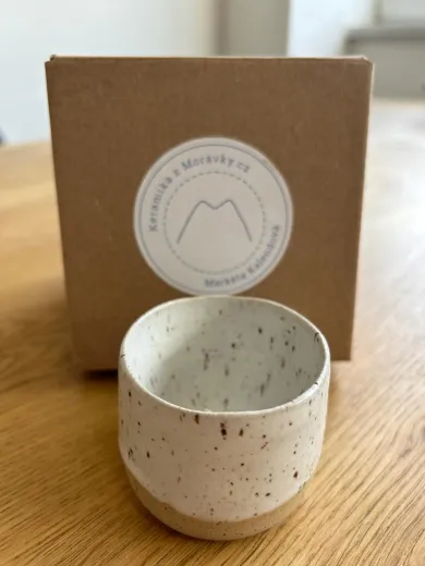Bílý kropenatý kalíšek na espresso, Keramika z Morávky