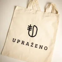 přírodní plátěná taška s černým logem a nápisem UPRAŽENO