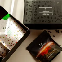 Dárkový balíček 3x 250 g černá krabička s potiskem a tři sáčky uvnitř bílé s tečkami a černý sáček