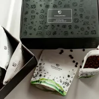 Dárkový balíček Upraženo VÝBĚR Z BESKYD 4x 250 g černá krabice s ikonami bílé sáčky s kávou