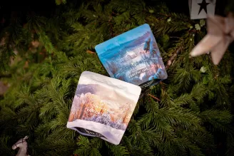 Vánoční směs balíčky visí na vánočním stromku