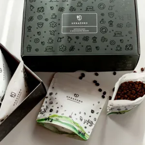 Dárkový balíček kávy 5x125 g černá krabice s ikonami bílé sáčky s kávovými zrny