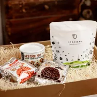 Balíček dárkový potravinový bílý sáček Upraženo sklenice Sesame Mix dvě balení snacků v kartonové krabici se slámou