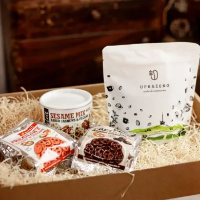 Balíček dárkový potravinový bílý sáček Upraženo sklenice Sesame Mix dvě balení snacků v kartonové krabici se slámou