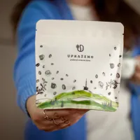 Zrnková káva bílý stojanový sáček logo Upraženo zelená krajina