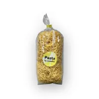 průhledný sáček s nudlemi žluté barvy a žlutým kruhovým štítkem Pasta by snídanuj