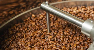 Pražené kávové zrna v průběhu pražení na bubnovém stroji