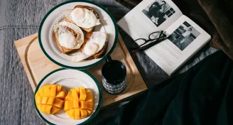 Kávové párování s dezerty a jídly mango a pečivo u otevřené knihy