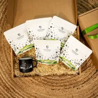 Dárkový balíček DEGUSTACE NA CESTY pět sáčků Upraženo černý hrnek v krabici se slámou