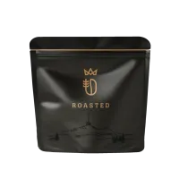 zrnkova-kava-cerny-sacek-roasted-zlate-logo-nahore (1)