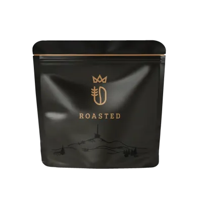 zrnkova-kava-cerny-sacek-roasted-zlate-logo-nahore (1)