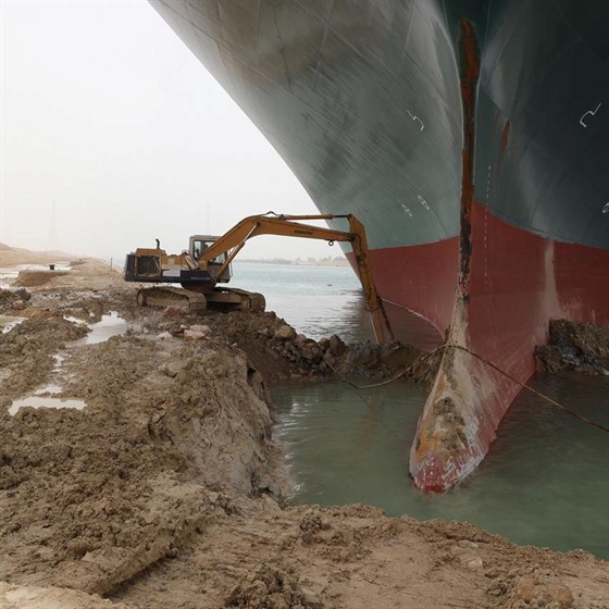 mat8a48f4_301_egypt_suezcanal_ship_0325_1g_1